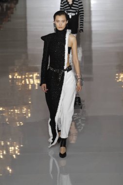 Paris, Fransa - 28 Eylül: Manken pist Balmain gösterisi sırasında Paris moda hafta kadın giyim ilkbahar/yaz 2019 kapsamında 28 Eylül 2018 Paris, Fransa'da yürür.