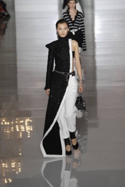 Paris, Fransa - 28 Eylül: Manken pist Balmain gösterisi sırasında Paris moda hafta kadın giyim ilkbahar/yaz 2019 kapsamında 28 Eylül 2018 Paris, Fransa'da yürür.