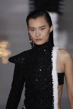 Paris, Fransa - 28 Eylül: Manken pist Balmain gösterisi sırasında Paris moda hafta kadın giyim ilkbahar/yaz 2019 kapsamında 28 Eylül 2018 Paris, Fransa'da yürür.