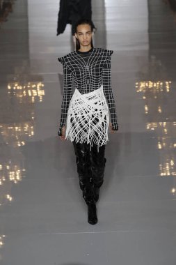 Paris, Fransa - 28 Eylül: Manken pist Balmain gösterisi sırasında Paris moda hafta kadın giyim ilkbahar/yaz 2019 kapsamında 28 Eylül 2018 Paris, Fransa'da yürür.