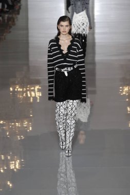 Paris, Fransa - 28 Eylül: Manken pist Balmain gösterisi sırasında Paris moda hafta kadın giyim ilkbahar/yaz 2019 kapsamında 28 Eylül 2018 Paris, Fransa'da yürür.