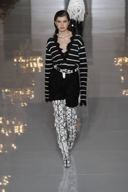 Paris, Fransa - 28 Eylül: Manken pist Balmain gösterisi sırasında Paris moda hafta kadın giyim ilkbahar/yaz 2019 kapsamında 28 Eylül 2018 Paris, Fransa'da yürür.