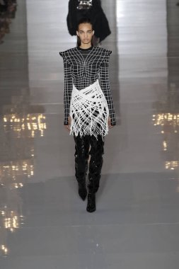 Paris, Fransa - 28 Eylül: Manken pist Balmain gösterisi sırasında Paris moda hafta kadın giyim ilkbahar/yaz 2019 kapsamında 28 Eylül 2018 Paris, Fransa'da yürür.