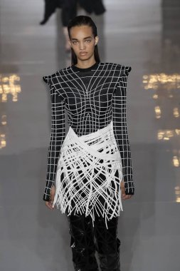 Paris, Fransa - 28 Eylül: Manken pist Balmain gösterisi sırasında Paris moda hafta kadın giyim ilkbahar/yaz 2019 kapsamında 28 Eylül 2018 Paris, Fransa'da yürür.