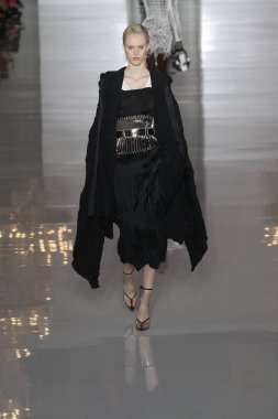 Paris, Fransa - 28 Eylül: Manken pist Balmain gösterisi sırasında Paris moda hafta kadın giyim ilkbahar/yaz 2019 kapsamında 28 Eylül 2018 Paris, Fransa'da yürür.