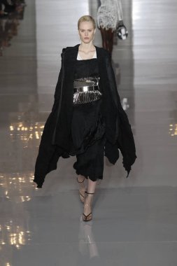 Paris, Fransa - 28 Eylül: Manken pist Balmain gösterisi sırasında Paris moda hafta kadın giyim ilkbahar/yaz 2019 kapsamında 28 Eylül 2018 Paris, Fransa'da yürür.