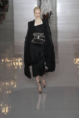 Paris, Fransa - 28 Eylül: Manken pist Balmain gösterisi sırasında Paris moda hafta kadın giyim ilkbahar/yaz 2019 kapsamında 28 Eylül 2018 Paris, Fransa'da yürür.