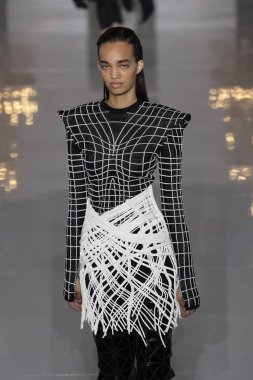 Paris, Fransa - 28 Eylül: Manken pist Balmain gösterisi sırasında Paris moda hafta kadın giyim ilkbahar/yaz 2019 kapsamında 28 Eylül 2018 Paris, Fransa'da yürür.