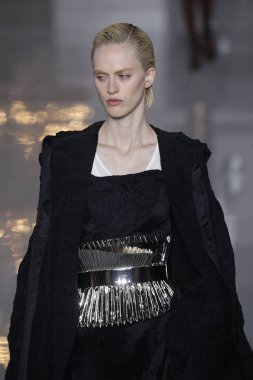 Paris, Fransa - 28 Eylül: Manken pist Balmain gösterisi sırasında Paris moda hafta kadın giyim ilkbahar/yaz 2019 kapsamında 28 Eylül 2018 Paris, Fransa'da yürür.