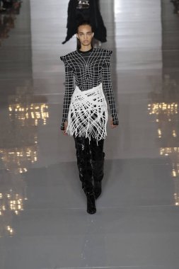 Paris, Fransa - 28 Eylül: Manken pist Balmain gösterisi sırasında Paris moda hafta kadın giyim ilkbahar/yaz 2019 kapsamında 28 Eylül 2018 Paris, Fransa'da yürür.