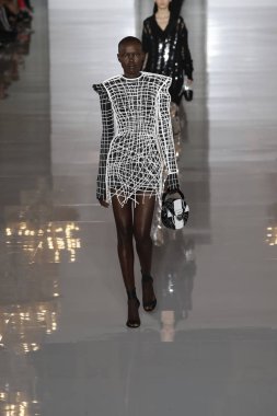Paris, Fransa - 28 Eylül: Manken pist Balmain gösterisi sırasında Paris moda hafta kadın giyim ilkbahar/yaz 2019 kapsamında 28 Eylül 2018 Paris, Fransa'da yürür.