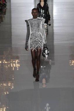 Paris, Fransa - 28 Eylül: Manken pist Balmain gösterisi sırasında Paris moda hafta kadın giyim ilkbahar/yaz 2019 kapsamında 28 Eylül 2018 Paris, Fransa'da yürür.