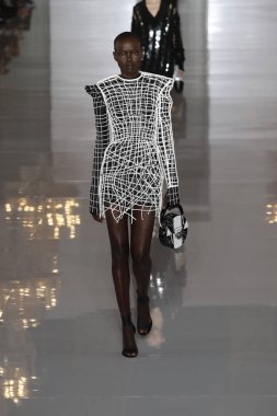 Paris, Fransa - 28 Eylül: Manken pist Balmain gösterisi sırasında Paris moda hafta kadın giyim ilkbahar/yaz 2019 kapsamında 28 Eylül 2018 Paris, Fransa'da yürür.