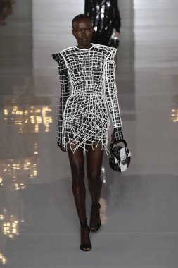 Paris, Fransa - 28 Eylül: Manken pist Balmain gösterisi sırasında Paris moda hafta kadın giyim ilkbahar/yaz 2019 kapsamında 28 Eylül 2018 Paris, Fransa'da yürür.
