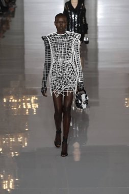 Paris, Fransa - 28 Eylül: Manken pist Balmain gösterisi sırasında Paris moda hafta kadın giyim ilkbahar/yaz 2019 kapsamında 28 Eylül 2018 Paris, Fransa'da yürür.