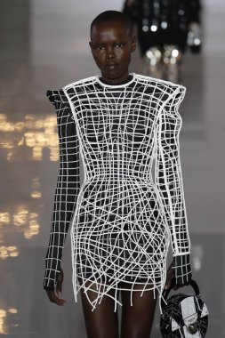 Paris, Fransa - 28 Eylül: Manken pist Balmain gösterisi sırasında Paris moda hafta kadın giyim ilkbahar/yaz 2019 kapsamında 28 Eylül 2018 Paris, Fransa'da yürür.