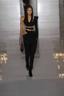 Paris, Fransa - 28 Eylül: Manken pist Balmain gösterisi sırasında Paris moda hafta kadın giyim ilkbahar/yaz 2019 kapsamında 28 Eylül 2018 Paris, Fransa'da yürür.