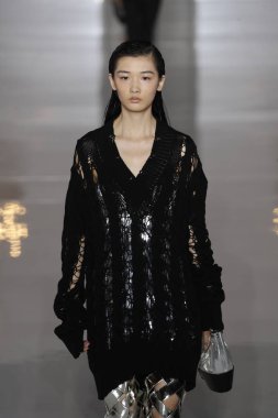Paris, Fransa - 28 Eylül: Manken pist Balmain gösterisi sırasında Paris moda hafta kadın giyim ilkbahar/yaz 2019 kapsamında 28 Eylül 2018 Paris, Fransa'da yürür.