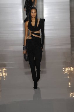 Paris, Fransa - 28 Eylül: Manken pist Balmain gösterisi sırasında Paris moda hafta kadın giyim ilkbahar/yaz 2019 kapsamında 28 Eylül 2018 Paris, Fransa'da yürür.