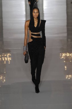 Paris, Fransa - 28 Eylül: Manken pist Balmain gösterisi sırasında Paris moda hafta kadın giyim ilkbahar/yaz 2019 kapsamında 28 Eylül 2018 Paris, Fransa'da yürür.