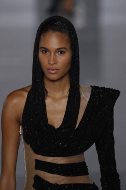 Paris, Fransa - 28 Eylül: Manken pist Balmain gösterisi sırasında Paris moda hafta kadın giyim ilkbahar/yaz 2019 kapsamında 28 Eylül 2018 Paris, Fransa'da yürür.