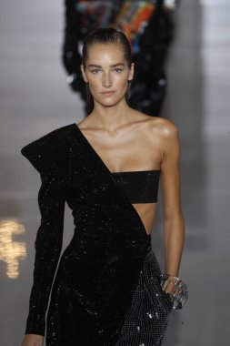 Paris, Fransa - 28 Eylül: Manken pist Balmain gösterisi sırasında Paris moda hafta kadın giyim ilkbahar/yaz 2019 kapsamında 28 Eylül 2018 Paris, Fransa'da yürür.
