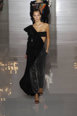Paris, Fransa - 28 Eylül: Manken pist Balmain gösterisi sırasında Paris moda hafta kadın giyim ilkbahar/yaz 2019 kapsamında 28 Eylül 2018 Paris, Fransa'da yürür.