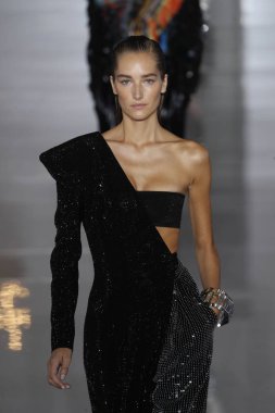 Paris, Fransa - 28 Eylül: Manken pist Balmain gösterisi sırasında Paris moda hafta kadın giyim ilkbahar/yaz 2019 kapsamında 28 Eylül 2018 Paris, Fransa'da yürür.