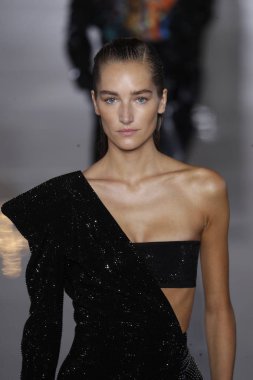 Paris, Fransa - 28 Eylül: Manken pist Balmain gösterisi sırasında Paris moda hafta kadın giyim ilkbahar/yaz 2019 kapsamında 28 Eylül 2018 Paris, Fransa'da yürür.