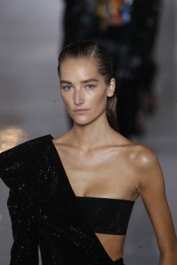 Paris, Fransa - 28 Eylül: Manken pist Balmain gösterisi sırasında Paris moda hafta kadın giyim ilkbahar/yaz 2019 kapsamında 28 Eylül 2018 Paris, Fransa'da yürür.