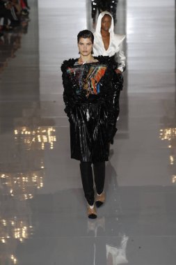 Paris, Fransa - 28 Eylül: Manken pist Balmain gösterisi sırasında Paris moda hafta kadın giyim ilkbahar/yaz 2019 kapsamında 28 Eylül 2018 Paris, Fransa'da yürür.