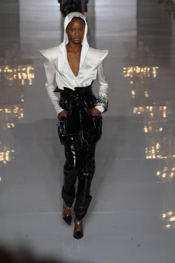 Paris, Fransa - 28 Eylül: Manken pist Balmain gösterisi sırasında Paris moda hafta kadın giyim ilkbahar/yaz 2019 kapsamında 28 Eylül 2018 Paris, Fransa'da yürür.
