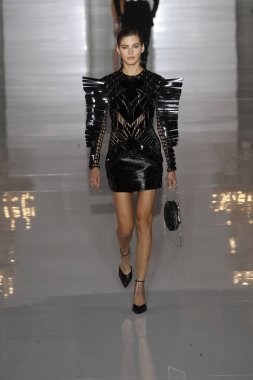 Paris, Fransa - 28 Eylül: Manken pist Balmain gösterisi sırasında Paris moda hafta kadın giyim ilkbahar/yaz 2019 kapsamında 28 Eylül 2018 Paris, Fransa'da yürür.