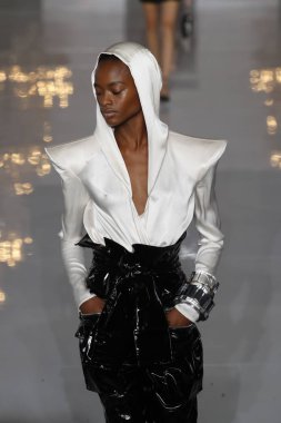 Paris, Fransa - 28 Eylül: Manken pist Balmain gösterisi sırasında Paris moda hafta kadın giyim ilkbahar/yaz 2019 kapsamında 28 Eylül 2018 Paris, Fransa'da yürür.