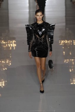Paris, Fransa - 28 Eylül: Manken pist Balmain gösterisi sırasında Paris moda hafta kadın giyim ilkbahar/yaz 2019 kapsamında 28 Eylül 2018 Paris, Fransa'da yürür.