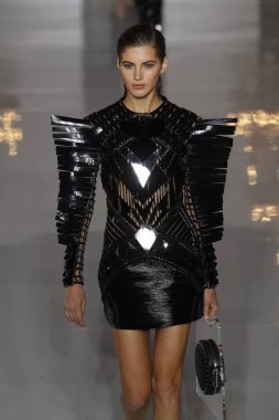 Paris, Fransa - 28 Eylül: Manken pist Balmain gösterisi sırasında Paris moda hafta kadın giyim ilkbahar/yaz 2019 kapsamında 28 Eylül 2018 Paris, Fransa'da yürür.