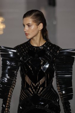 Paris, Fransa - 28 Eylül: Manken pist Balmain gösterisi sırasında Paris moda hafta kadın giyim ilkbahar/yaz 2019 kapsamında 28 Eylül 2018 Paris, Fransa'da yürür.