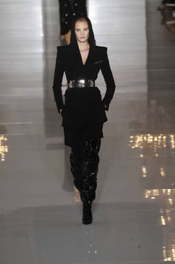 Paris, Fransa - 28 Eylül: Manken pist Balmain gösterisi sırasında Paris moda hafta kadın giyim ilkbahar/yaz 2019 kapsamında 28 Eylül 2018 Paris, Fransa'da yürür.