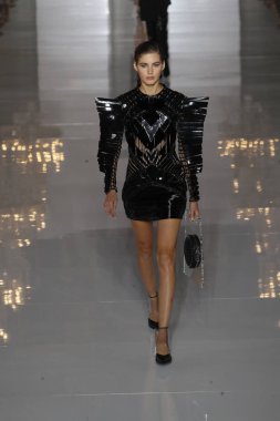 Paris, Fransa - 28 Eylül: Manken pist Balmain gösterisi sırasında Paris moda hafta kadın giyim ilkbahar/yaz 2019 kapsamında 28 Eylül 2018 Paris, Fransa'da yürür.
