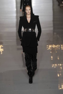 Paris, Fransa - 28 Eylül: Manken pist Balmain gösterisi sırasında Paris moda hafta kadın giyim ilkbahar/yaz 2019 kapsamında 28 Eylül 2018 Paris, Fransa'da yürür.
