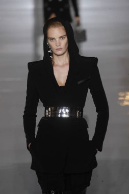 Paris, Fransa - 28 Eylül: Manken pist Balmain gösterisi sırasında Paris moda hafta kadın giyim ilkbahar/yaz 2019 kapsamında 28 Eylül 2018 Paris, Fransa'da yürür.