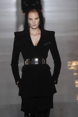 Paris, Fransa - 28 Eylül: Manken pist Balmain gösterisi sırasında Paris moda hafta kadın giyim ilkbahar/yaz 2019 kapsamında 28 Eylül 2018 Paris, Fransa'da yürür.