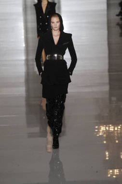 Paris, Fransa - 28 Eylül: Manken pist Balmain gösterisi sırasında Paris moda hafta kadın giyim ilkbahar/yaz 2019 kapsamında 28 Eylül 2018 Paris, Fransa'da yürür.