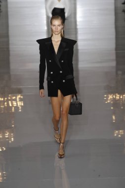 Paris, Fransa - 28 Eylül: Manken pist Balmain gösterisi sırasında Paris moda hafta kadın giyim ilkbahar/yaz 2019 kapsamında 28 Eylül 2018 Paris, Fransa'da yürür.