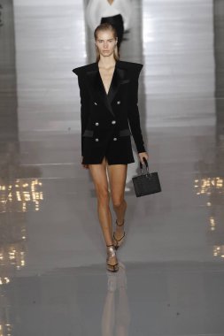 Paris, Fransa - 28 Eylül: Manken pist Balmain gösterisi sırasında Paris moda hafta kadın giyim ilkbahar/yaz 2019 kapsamında 28 Eylül 2018 Paris, Fransa'da yürür.