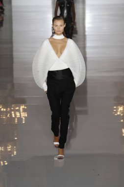 Paris, Fransa - 28 Eylül: Manken pist Balmain gösterisi sırasında Paris moda hafta kadın giyim ilkbahar/yaz 2019 kapsamında 28 Eylül 2018 Paris, Fransa'da yürür.