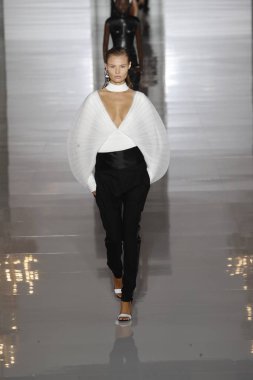Paris, Fransa - 28 Eylül: Manken pist Balmain gösterisi sırasında Paris moda hafta kadın giyim ilkbahar/yaz 2019 kapsamında 28 Eylül 2018 Paris, Fransa'da yürür.