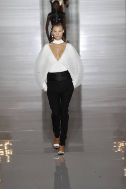 Paris, Fransa - 28 Eylül: Manken pist Balmain gösterisi sırasında Paris moda hafta kadın giyim ilkbahar/yaz 2019 kapsamında 28 Eylül 2018 Paris, Fransa'da yürür.