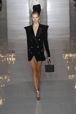 Paris, Fransa - 28 Eylül: Manken pist Balmain gösterisi sırasında Paris moda hafta kadın giyim ilkbahar/yaz 2019 kapsamında 28 Eylül 2018 Paris, Fransa'da yürür.