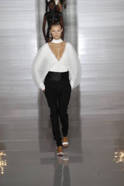 Paris, Fransa - 28 Eylül: Manken pist Balmain gösterisi sırasında Paris moda hafta kadın giyim ilkbahar/yaz 2019 kapsamında 28 Eylül 2018 Paris, Fransa'da yürür.